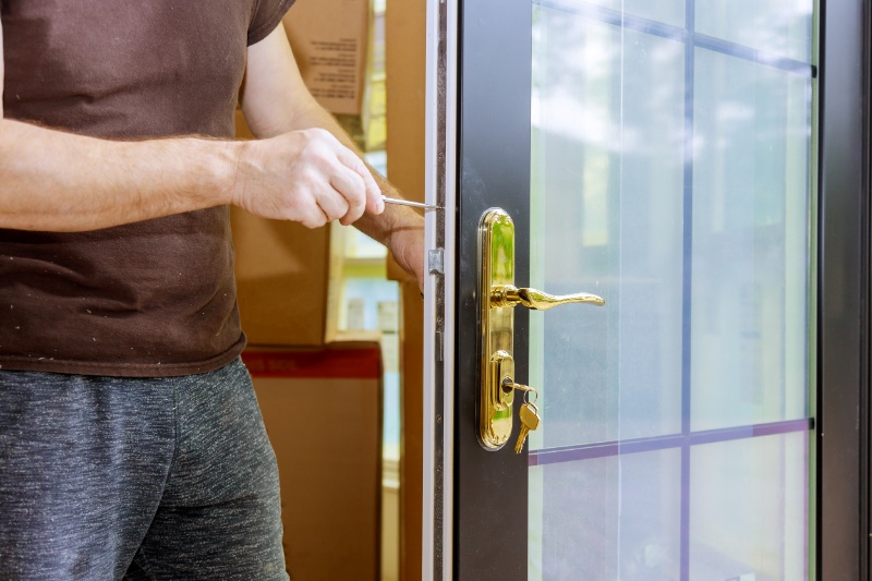 Fixing lock. Установка дверей. Руки в замок. Установка дверей фотосток. Broken Door.