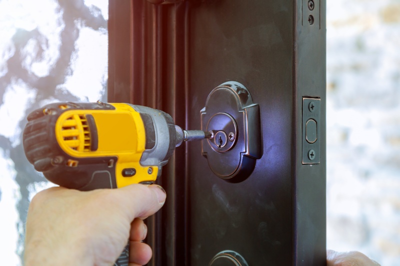 install-door-handle-with-lock-1